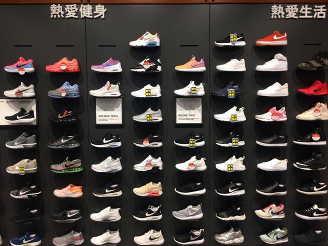 台中站前秀泰生活的NIKE近期推促销，就连官网卖到缺货的款式也享好康。（翻摄自秀泰生活脸书）