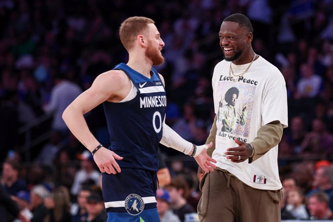 迪文森佐(左)14日在场边跟穿便服没打的兰道尔击掌。(路透)