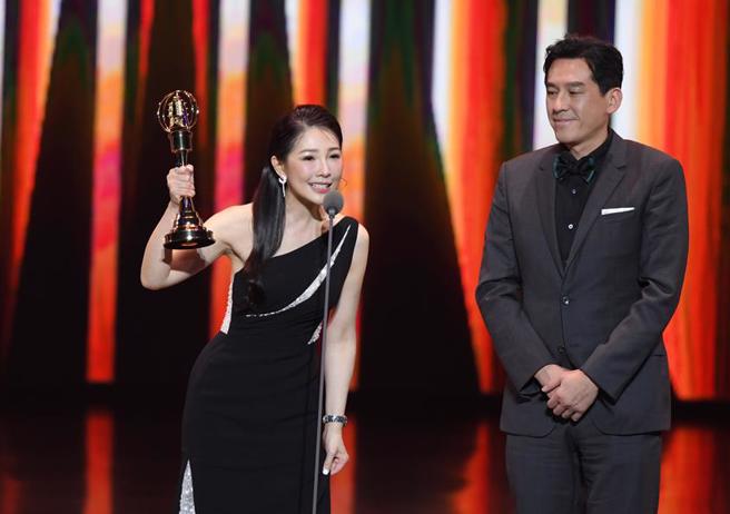 POP Radio 台长林书炜(左)与HitFM台长黄暐瀚共同接受金钟奖电台品牌行销创新奖项。（三立电视提供）