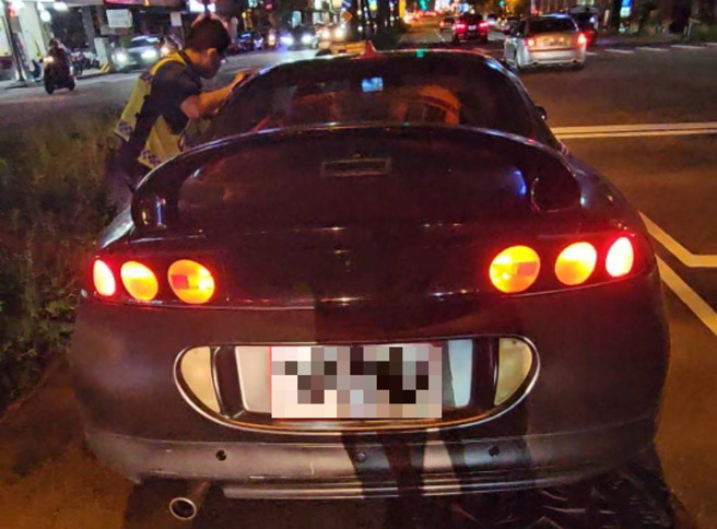 蔡男驾驶玩命关头跑车「三菱日蚀」，在内侧车道发生故障，暖警协助帮忙推出助脱困。（翻摄画面）