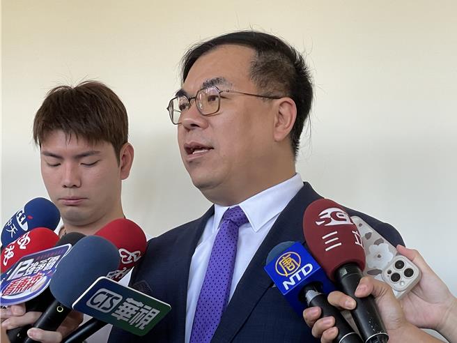 環境部長彭啟明14日強調，台電排碳量約1000萬噸，徵收約數億的碳費，應不會因此就提高電費，而且對房價影響也不到0.1％。（蔡佩珈攝）