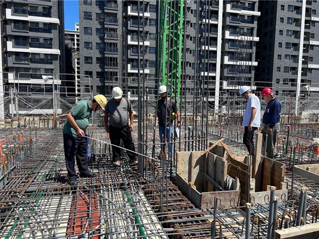 桃园市修法调整工地平、假日施工时间，平日从原本上午7点，延后到上午8点开始施工。假日更规定中午12点到下午2点需休息，晚上6点到隔日8点禁止施工发出噪音。（建管处提供／蔡依珍桃园传真）