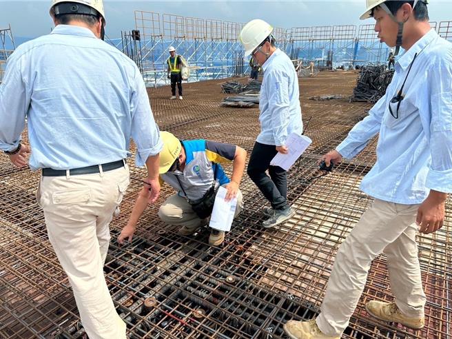 桃园市修法调整工地平、假日施工时间，平日从原本上午7点，延后到上午8点开始施工。假日更规定中午12点到下午2点需休息，晚上6点到隔日8点禁止施工发出噪音。（建管处提供／蔡依珍桃园传真）