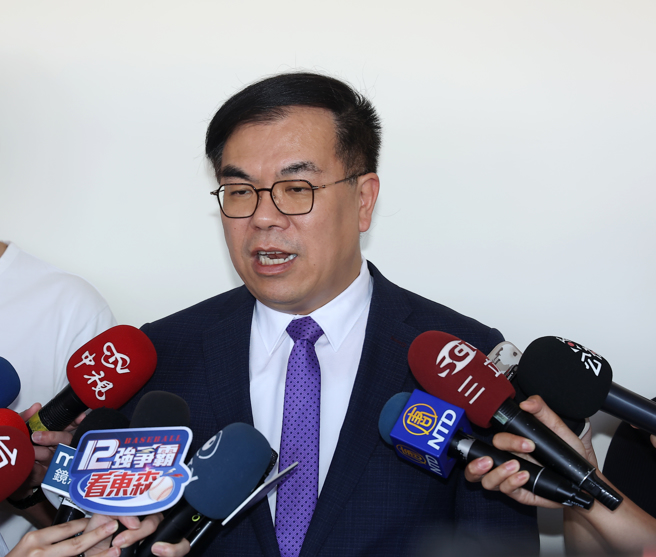 環境部長彭啟明14日強調，日韓收費價格比台灣高出2至3倍，以亞洲國家而言，目前我國碳費費率偏低，當然理解產業不想痛，但其實「這個痛像針扎一下下」。（劉宗龍攝）