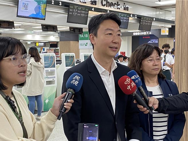 针对中国大陆解放军环台军演，交通部长陈世凯（中）要求民航局及航港局密切掌握海空域航机及船舶运行动态。（本报资料照）