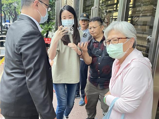 前交通部長郭瑤琪（見圖）涉貪遭判刑8年入獄服刑，2016年保外就醫至今，郭女聲請再審，台灣高等法院開庭，她滿頭白髮在律師的陪同下出庭（中時資料照片，林偉信攝）