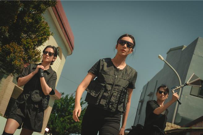 隋棠劇中原是女特務，聯合周采詩、曾沛慈一起打擊犯罪。（鹿路電影提供）