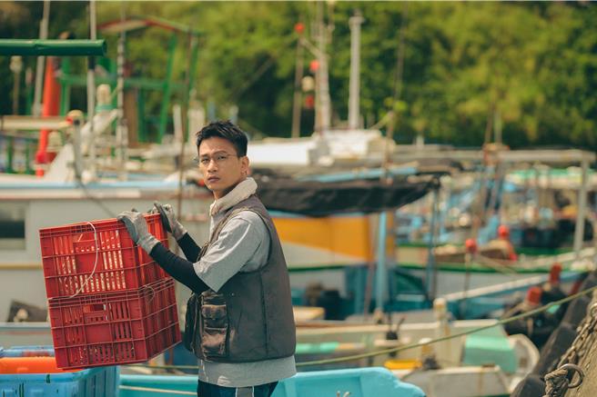 阿斌飾演周采詩的暖男先生。（鹿路電影提供）