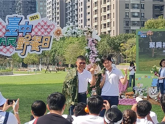 市府一级主管分别携手各区长走秀进场，彷佛成为一场服装创意秀。（陈淑娥摄)