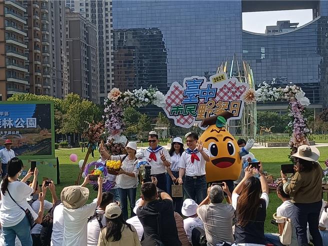 市府一级主管分别携手各区长走秀进场，彷佛成为一场服装创意秀。（陈淑娥摄)