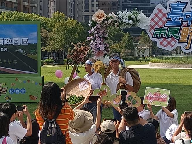 市府一级主管分别携手各区长走秀进场，彷佛成为一场服装创意秀。（陈淑娥摄)