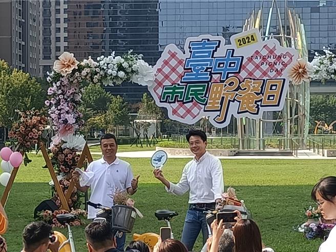 市府一级主管分别携手各区长走秀进场，彷佛成为一场服装创意秀。（陈淑娥摄)