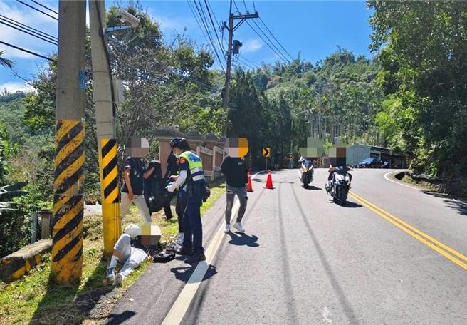 20岁机车骑士自摔滑行后卡在电线杆，肩膀骨折。(中埔分局提供／吕妍庭嘉义传真)