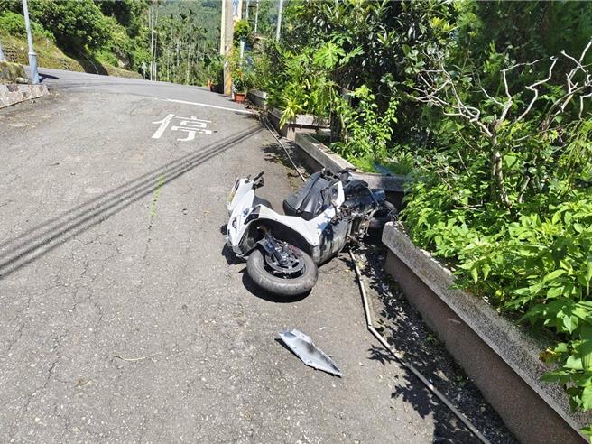 机车骑士疑似压车过弯失控自摔人车分离，重机摔落落差4公尺高的另条小路。(中埔分局提供／吕妍庭嘉义传真)