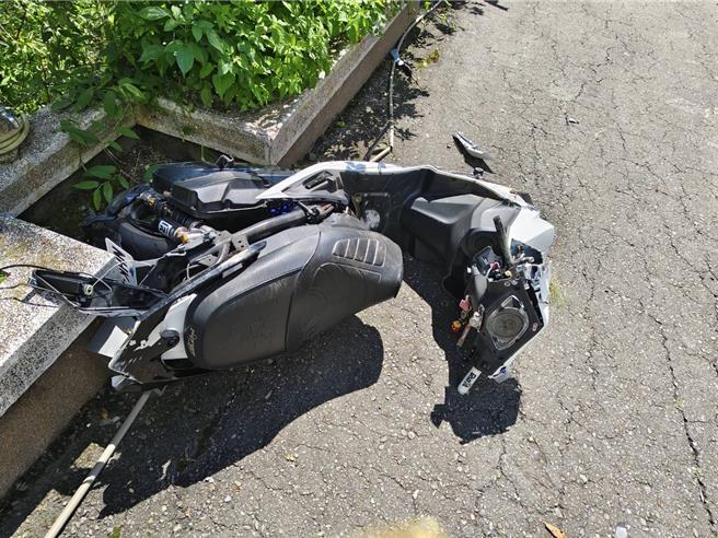 机车摔落落差4公尺高的另条小路，已明显受损。(中埔分局提供／吕妍庭嘉义传真)