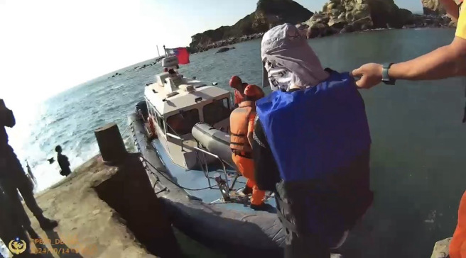 大陆解放军今展开围台军演，金门雷达掌握海面目标航向，惊见陆籍偷渡客意图登岛。（图 / 海巡署提供）