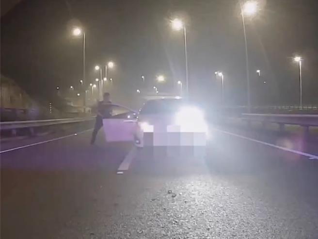 巫女拒絕下車，警方破窗開門逮人。（民眾提供／郭良傑高雄傳真）