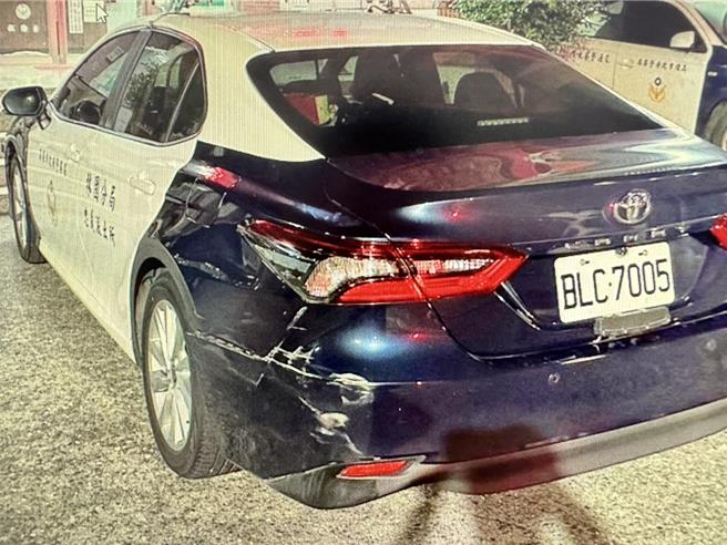 警方的遊邏車被巫女的車子擦撞受損。（民眾提供／郭良傑高雄傳真）