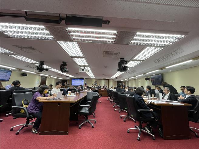 环境部长彭启明今天到立法院社福环卫委员会专题报告「台湾的碳费收费标准决议」。（蔡佩珈摄）