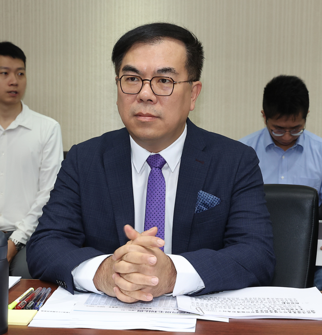 环境部长彭启明（见图）14日到立法院社会福利及卫生环60亿碳费怎么分给地方？彭启明称明年讨论：不会大撒币境委员会，报告「台湾的碳费收费标准决议」专题。（刘宗龙摄）