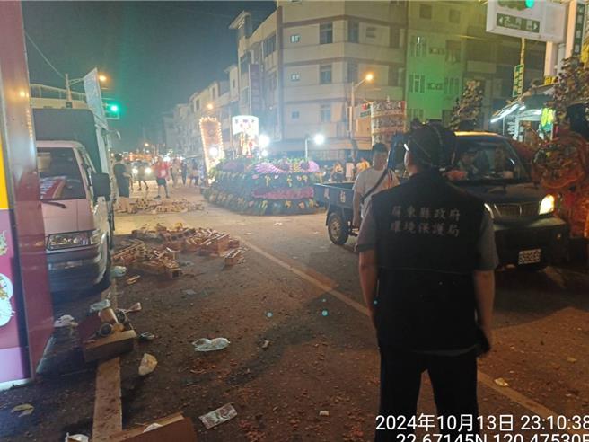屏东市区一间宫庙举行庙会活动，深夜高空烟火让民眾误以为爆炸，县府各单位联合前往取缔。（屏东县政府提供／罗琦文屏东传真）