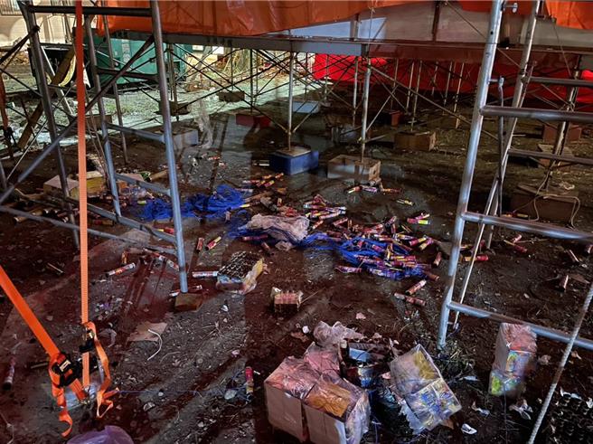 屏东市区一间宫庙庙会活动，到处都有许多烟火。（屏东县政府提供／罗琦文屏东传真）