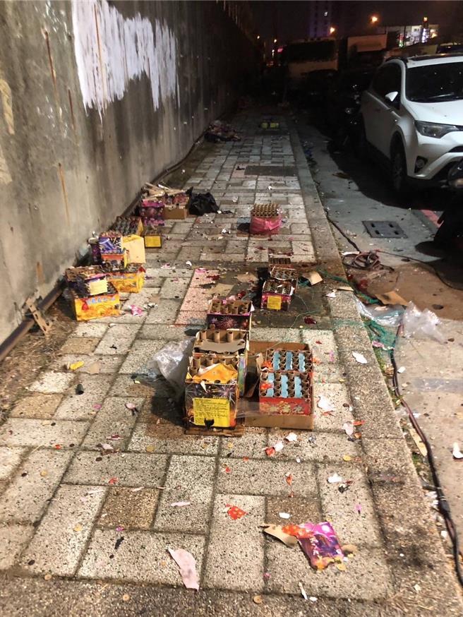 屏东市区一间宫庙举行庙会活动，马路边到处是烟火。（屏东县政府提供／罗琦文屏东传真）