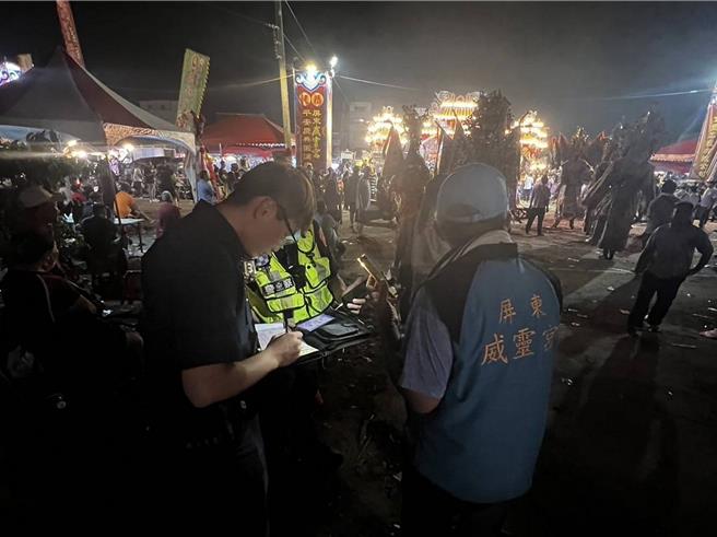 警方前往庙会违规施放高空烟火的场所进行取缔。（屏东县政府提供／罗琦文屏东传真）