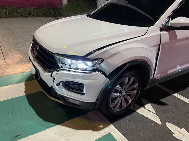 事故造成2車車頭嚴重毀損。（淡水警分局提供）