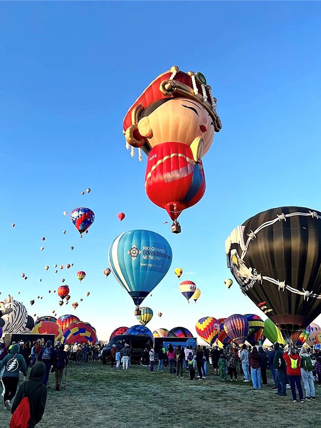 台东县「Q版妈祖造型热气球」赴美参加「阿布奎基国际热气球嘉年华」，繫挂国旗冉冉升空。（台东县政府提供／萧嘉蕙台东传真）