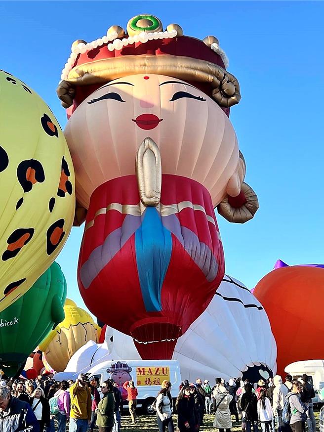 「Q版妈祖造型热气球」外型祥瑞又讨喜，侨胞专程排休假、驾车数小时前来追球。（台东县政府提供／萧嘉蕙台东传真）