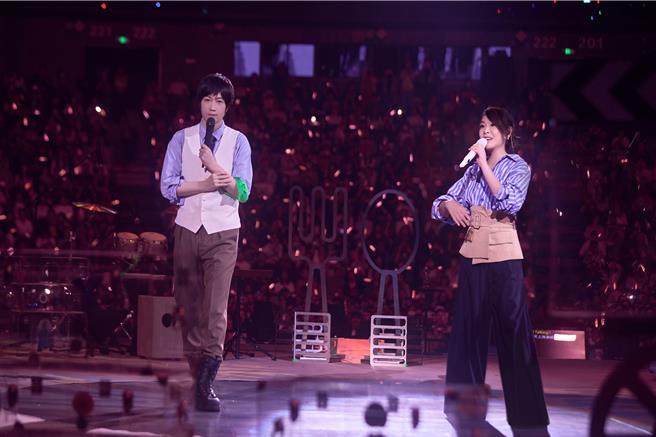 五月天阿信担任刘若英「飞行日」演唱会嘉宾。（相信音乐提供）