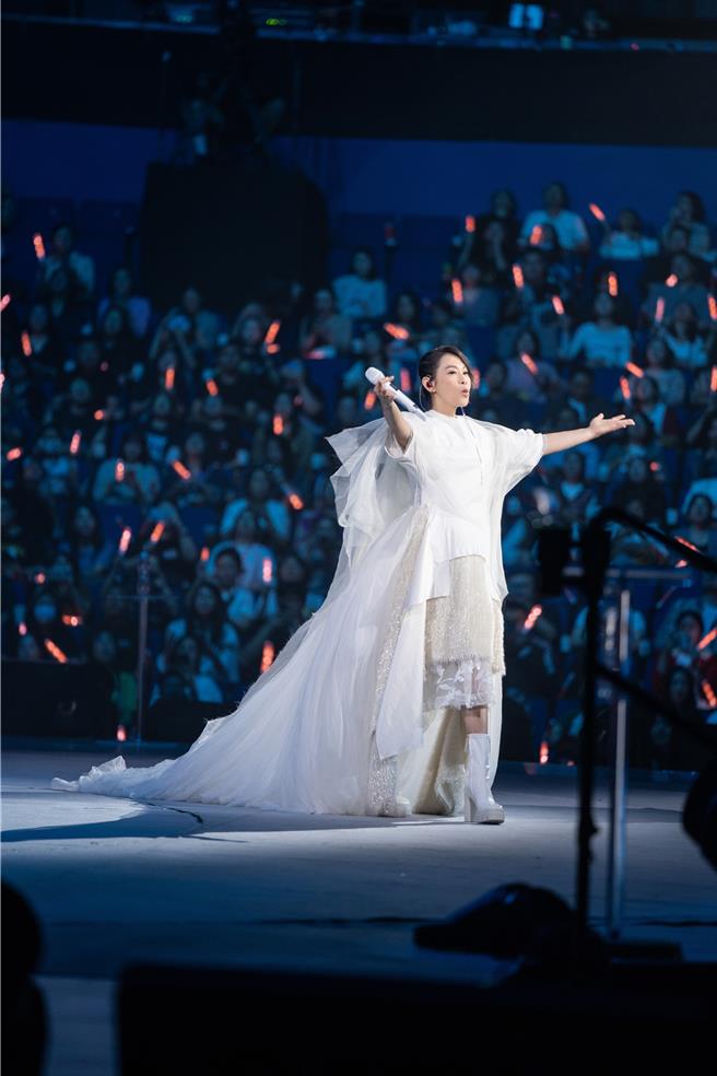 刘若英昨晚在上海举办「飞行日」演唱会。（相信音乐提供）