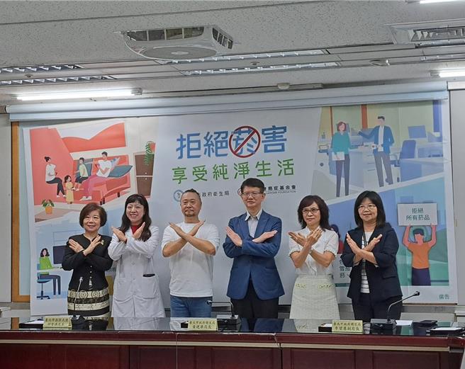 台北市衛生局14日於市府大樓舉行「拒絕菸害 享受純淨生活」記者會，與會出席拒菸大使邰智源（左３起）、衛生局長黃建華、衛生局副局長李碧慧等。（温予菱攝）