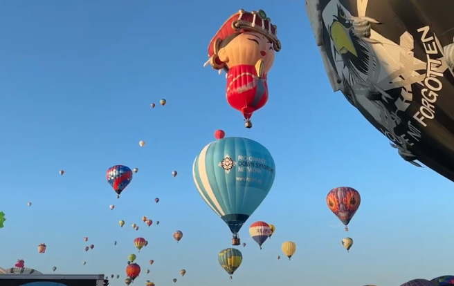 热气球外交！台东妈祖球繫国旗赴美升空。（翻摄自影片）