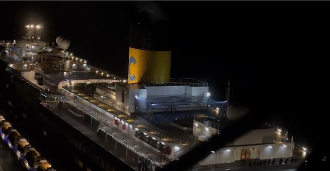 1艘义大利籍歌诗达号游轮（COSTA SERENA 歌诗达莎伦娜号）昨深夜行经花莲外海时，船上1名75岁刘姓陆籍男子疑似脑中风但尚有意识，经空勤总队今天凌晨出动直升机飞往外海吊挂，已将男子送医治疗。（空勤总队提供／罗亦晽花莲传真）