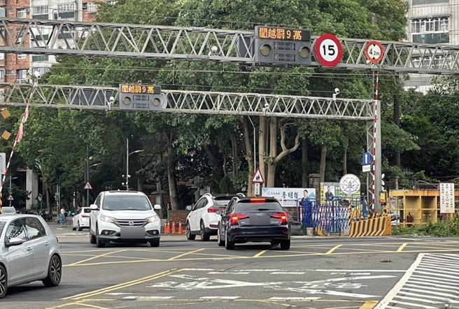 台鐵公司今年9月起實施新規定，若平交道告警響起，列車須停下等待行控中心命令再出發。（本報資料照）