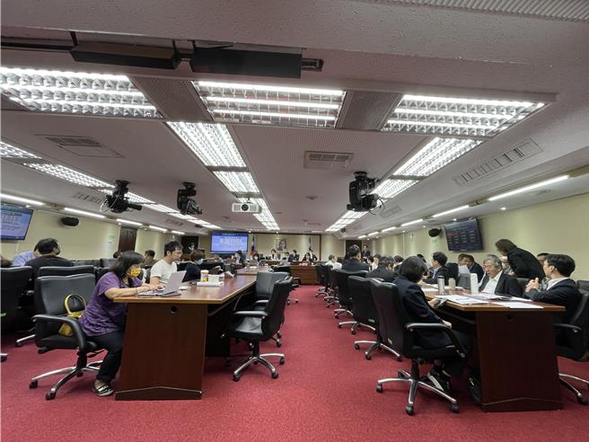 環境部長彭啟明今天到立法院社福環衛委員會專題報告「台灣的碳費收費標準決議」。（蔡佩珈攝）