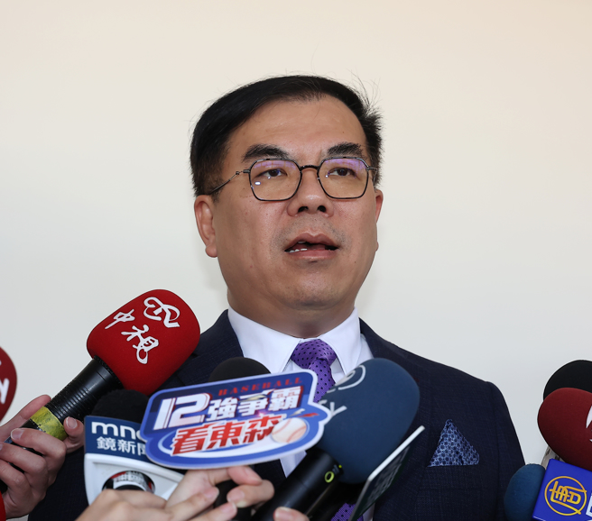 環境部長彭啟明（見圖）14日到立法院社會福利及衛生環境委員會，報告「台灣的碳費收費標準決議」專題，並於會前受訪。（劉宗龍攝）