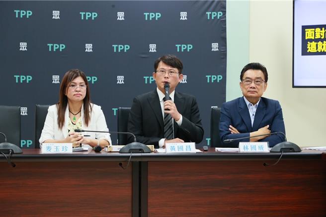 民眾黨團總召黃國昌、幹事長麥玉珍、立委林國成今上午召開「遮斷機一再故障，這就是台鐵的安全改革？」記者會，會後接受媒體聯訪。（民眾黨團提供／楊亞璇台北傳真）