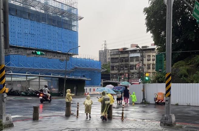 台北市明道國小鄰近通學巷周邊有都更建案，另一側道路年底則有環狀線Y3站出口的都更大樓開工，讓家長十分擔憂學童上下學安全。（台北市明道國小家長會提供／劉彥宜台北傳真）