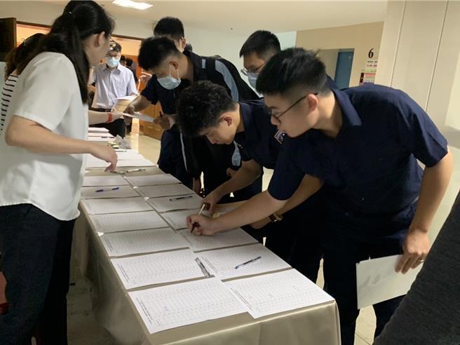 新北市警察局新進同仁辦理報到。（新北市警察局提供）