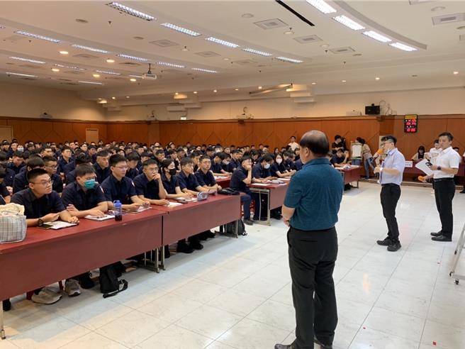 警察局人事室向新進同仁說明選填規定。（新北市警察局提供）
