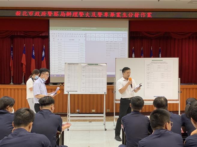 警察局人事室向新進同仁說明選填規定。（新北市警察局提供）