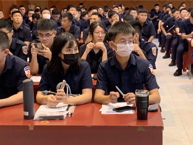 新進同仁聆聽警察局人事室說明選填規定。（新北市警察局提供）