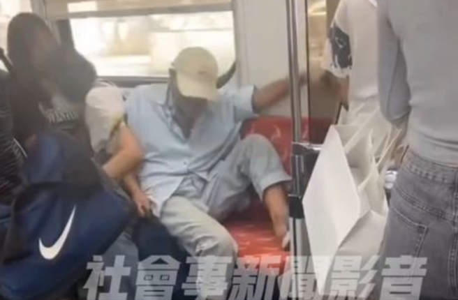 近日开往台中丰原的台铁区间车，一名老伯一人占2个博爱座位，和车上女乘客爆发推挤衝突。（图／翻摄自社会事新闻影音）