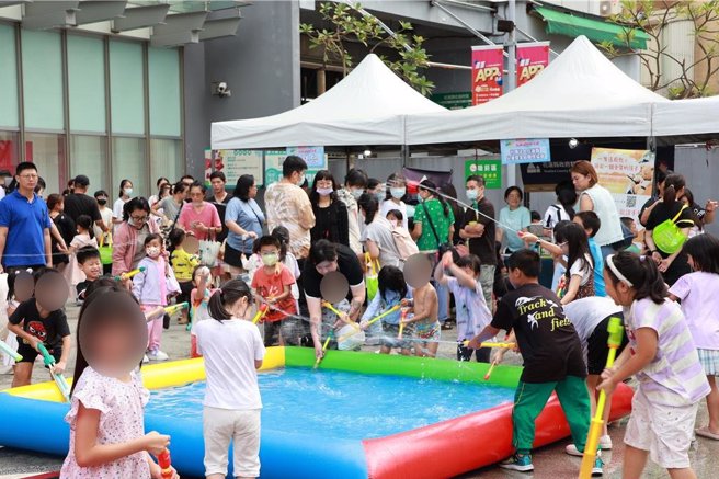 花莲县政府编列10亿元经费，发放县民每人3000元的振兴券，领取首日适逢周末假期，许多民眾领完后就赶紧拿去消费，远东百货花莲店也为此举办活动，吸引不少人潮。（远东百货花莲店提供／罗亦晽花莲传真）