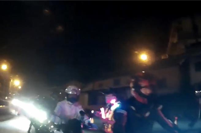 警方执行酒驾路检，发现重机声量过大。（民眾提供／李京升台中传真）