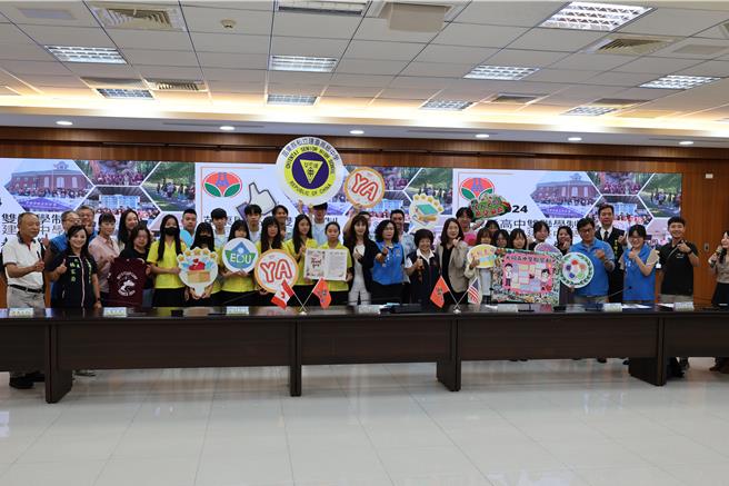 苗栗县政府积极扩展县内学子国际视野，安排在暑期赴美加高中接受实体教学，14日在县府展现授课成果。（谢明俊摄）