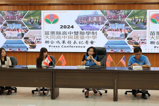 苗栗县政府积极扩展县内学子国际视野，安排在暑期赴美加高中接受实体教学，14日在县府展现授课成果，苗栗县副县长邱俐俐鼓励学生提升国际视野。（谢明俊摄）